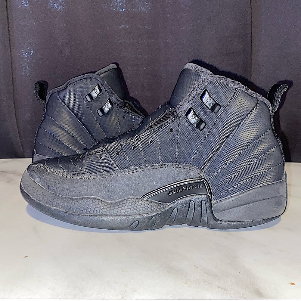 Jordan 12s black cats size 4.5 US